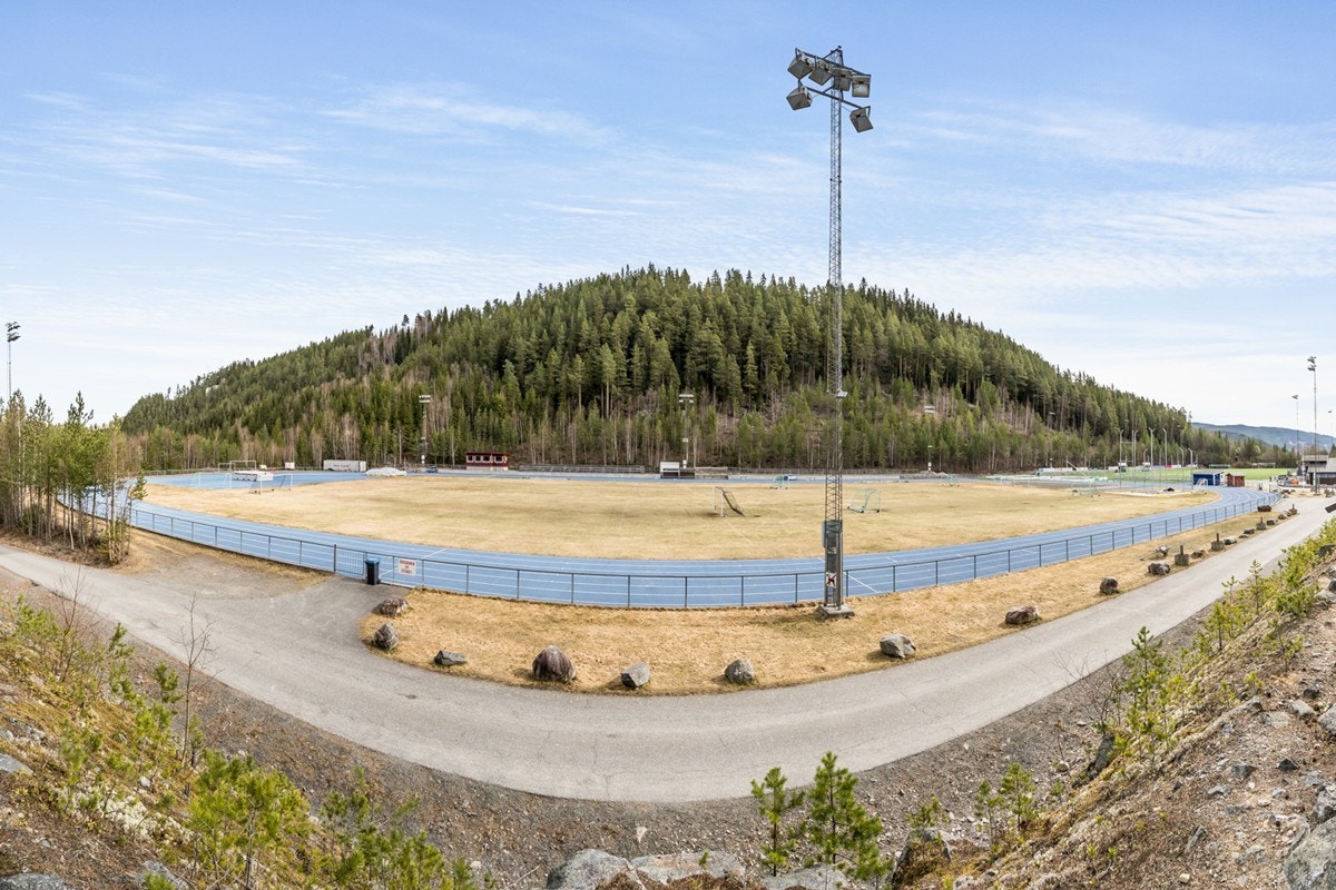 Tomta ligger også nær Fagernes Idrettspark Blåbærmyra, som er et flott og populært anlegg for friidrett og fotball. Galleribilde