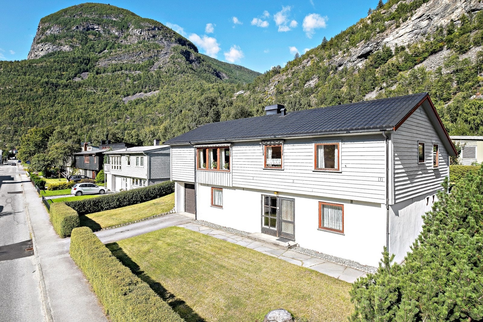 Velkommen til Flotavegen 1! Stor og romsleg einebustad sentralt i Øvre Årdal. Galleribilde
