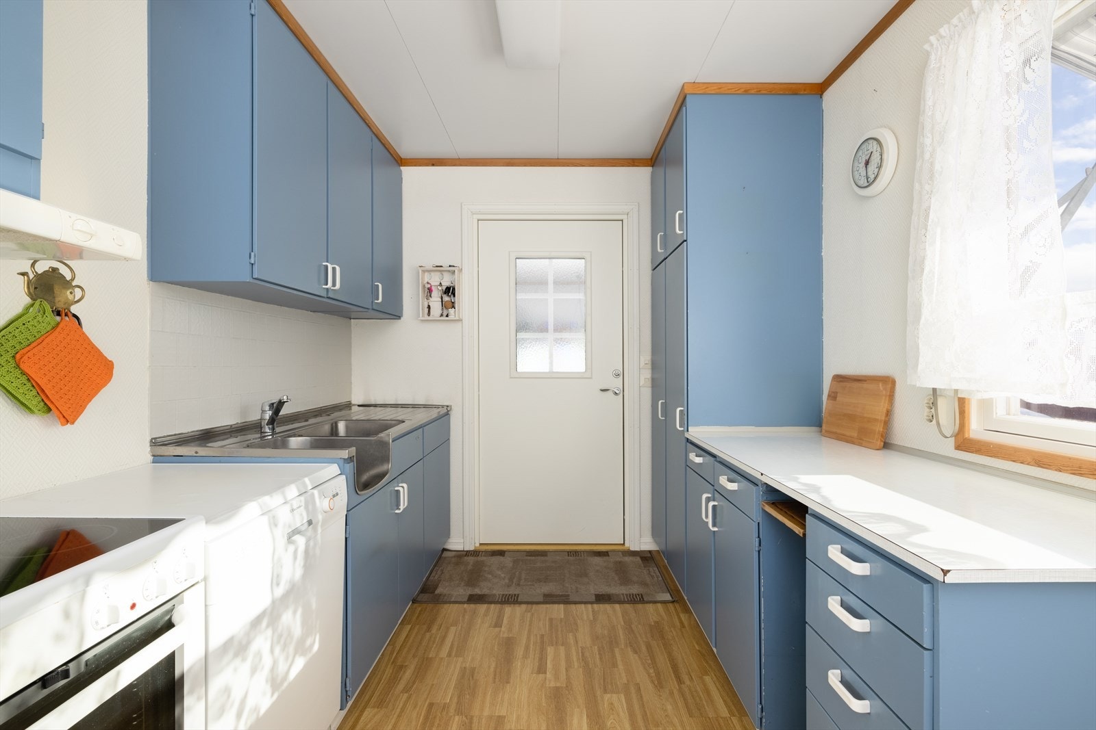 Kjøkkenet har godt med skap- og benkeplass. Galleribilde