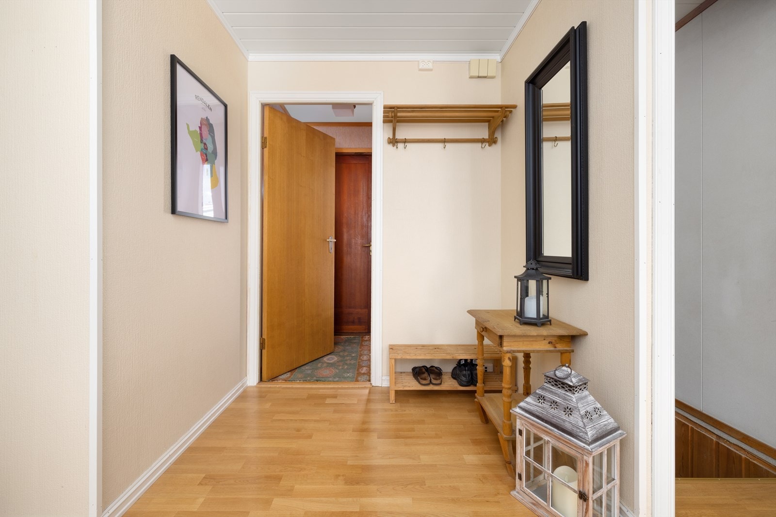 Entre og gang med god plass til garderobe og oppbevaring av yttertøy. Galleribilde