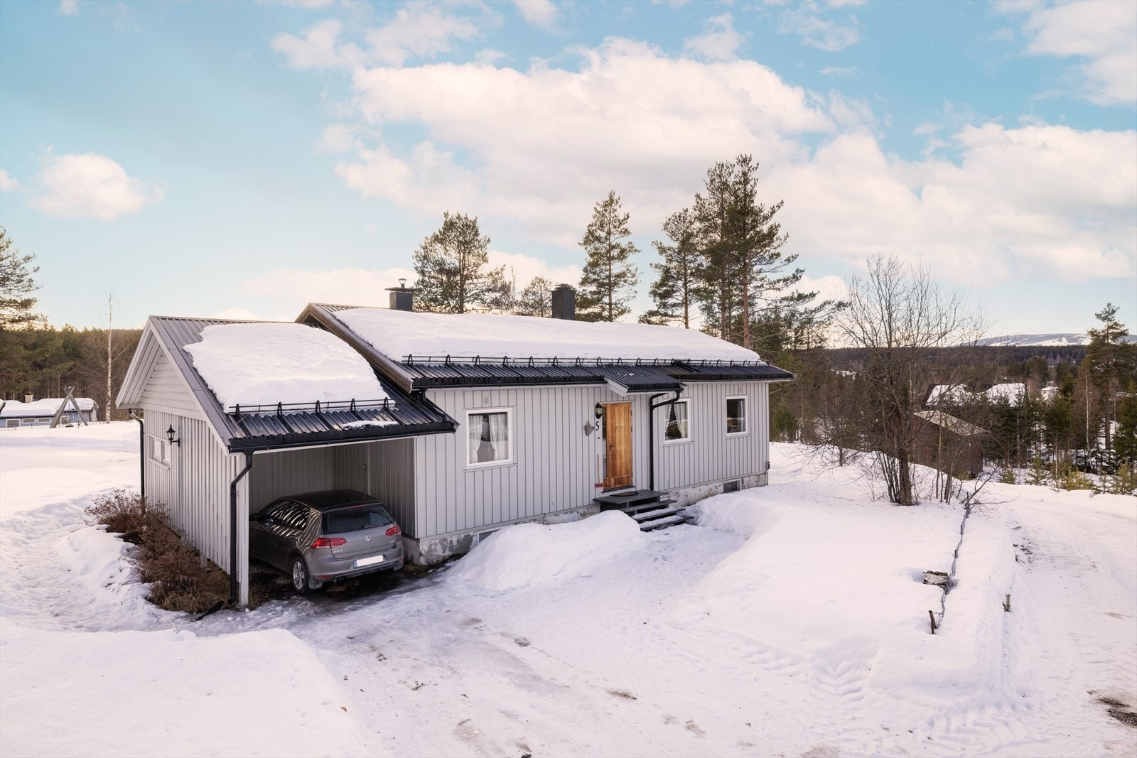 Inntilbygget carport med plass for et kjøretøy. Galleribilde