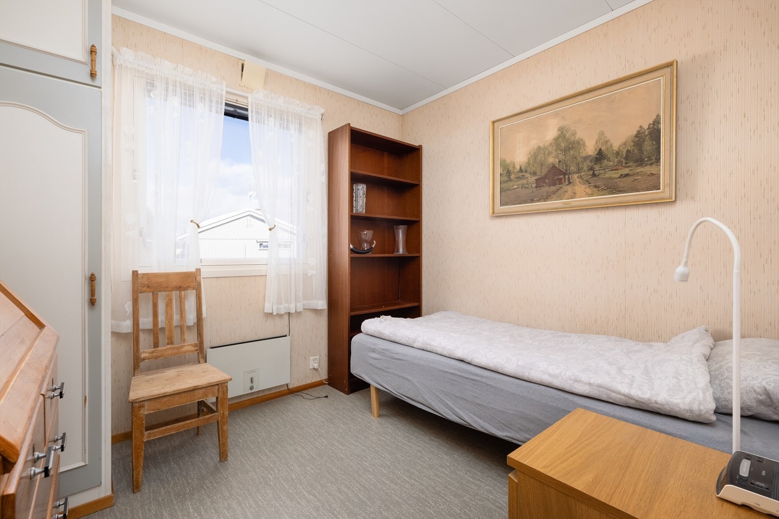 Soverom tre har integrerte garderobeskap og har god plass til det en måtte trenge av møbler. Galleribilde