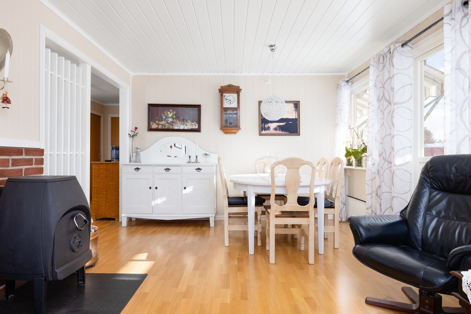 Plass til spisestue i stuen. Galleribilde