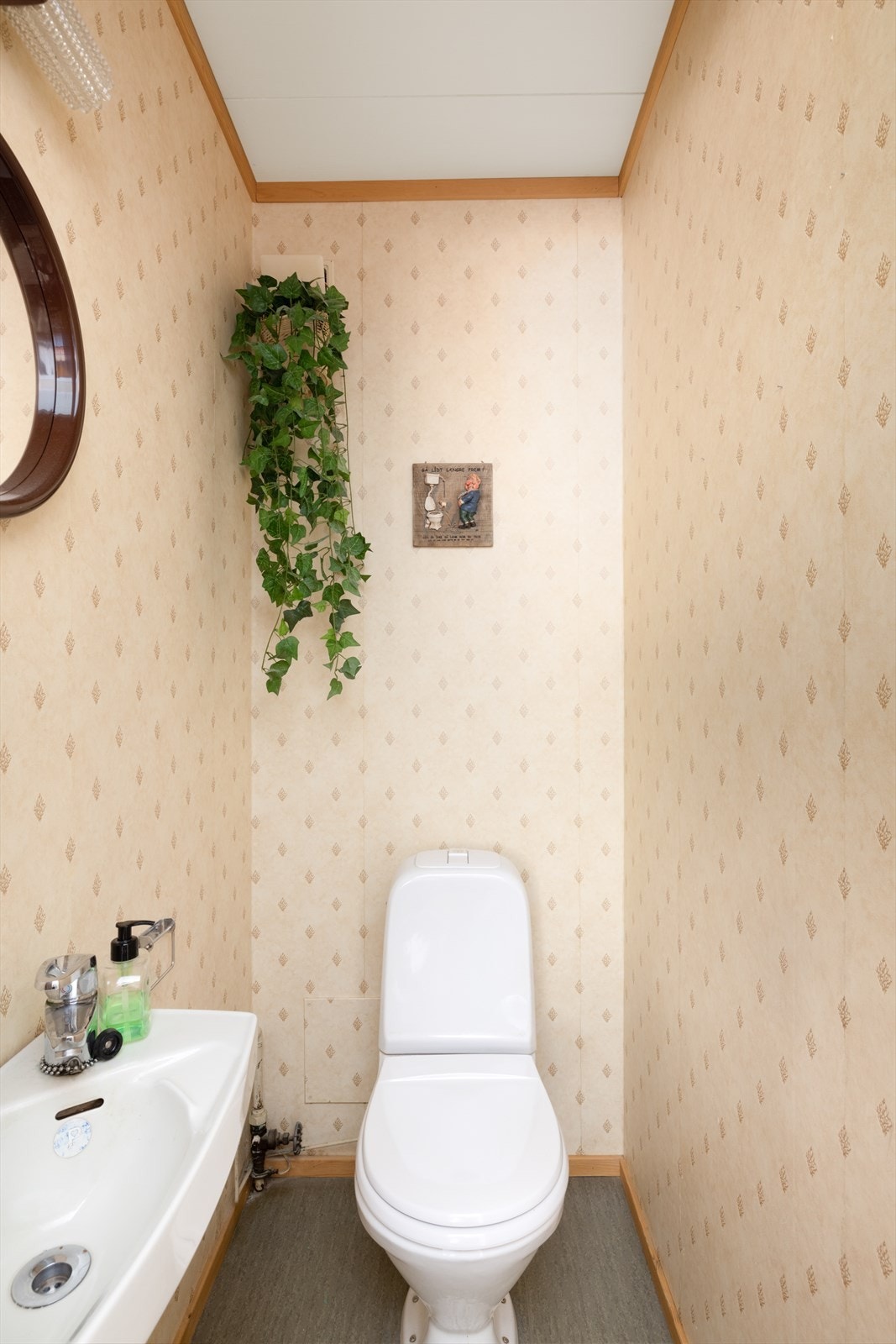 Separat toalettrom innredet med servant og toalett. Galleribilde