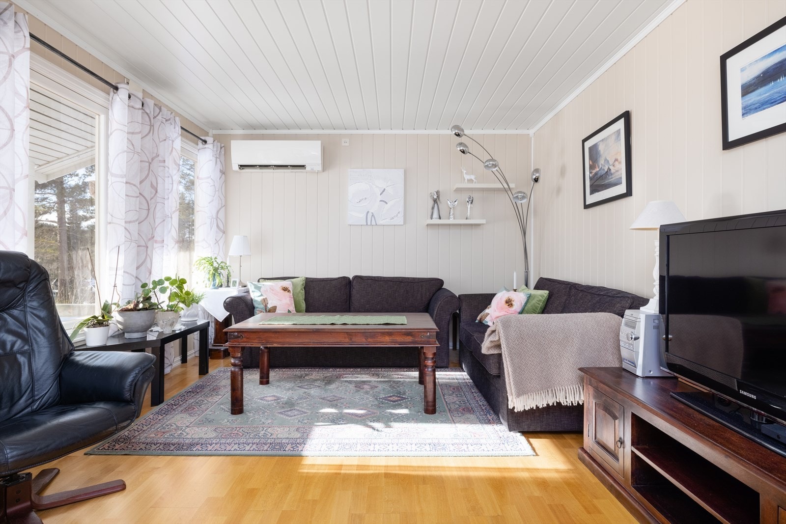 Koselig stue med plass til sofakrok og tv-bord. Galleribilde