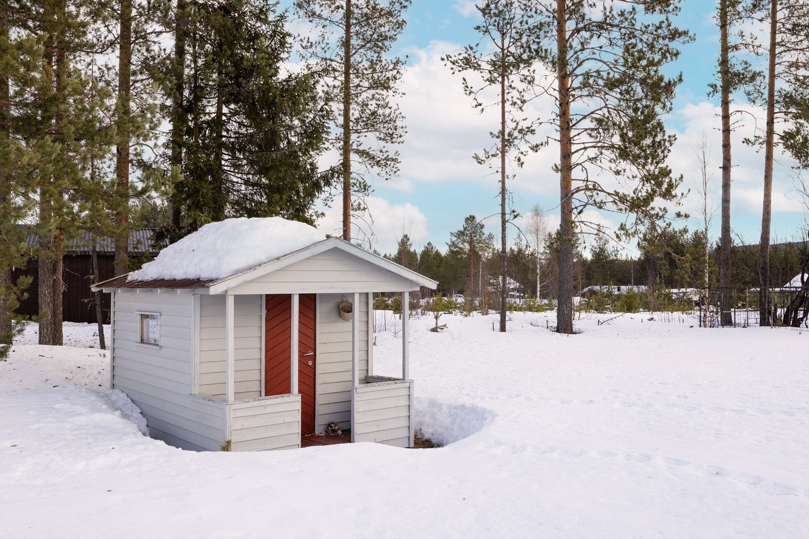 Liten lekestue i hagen. Galleribilde