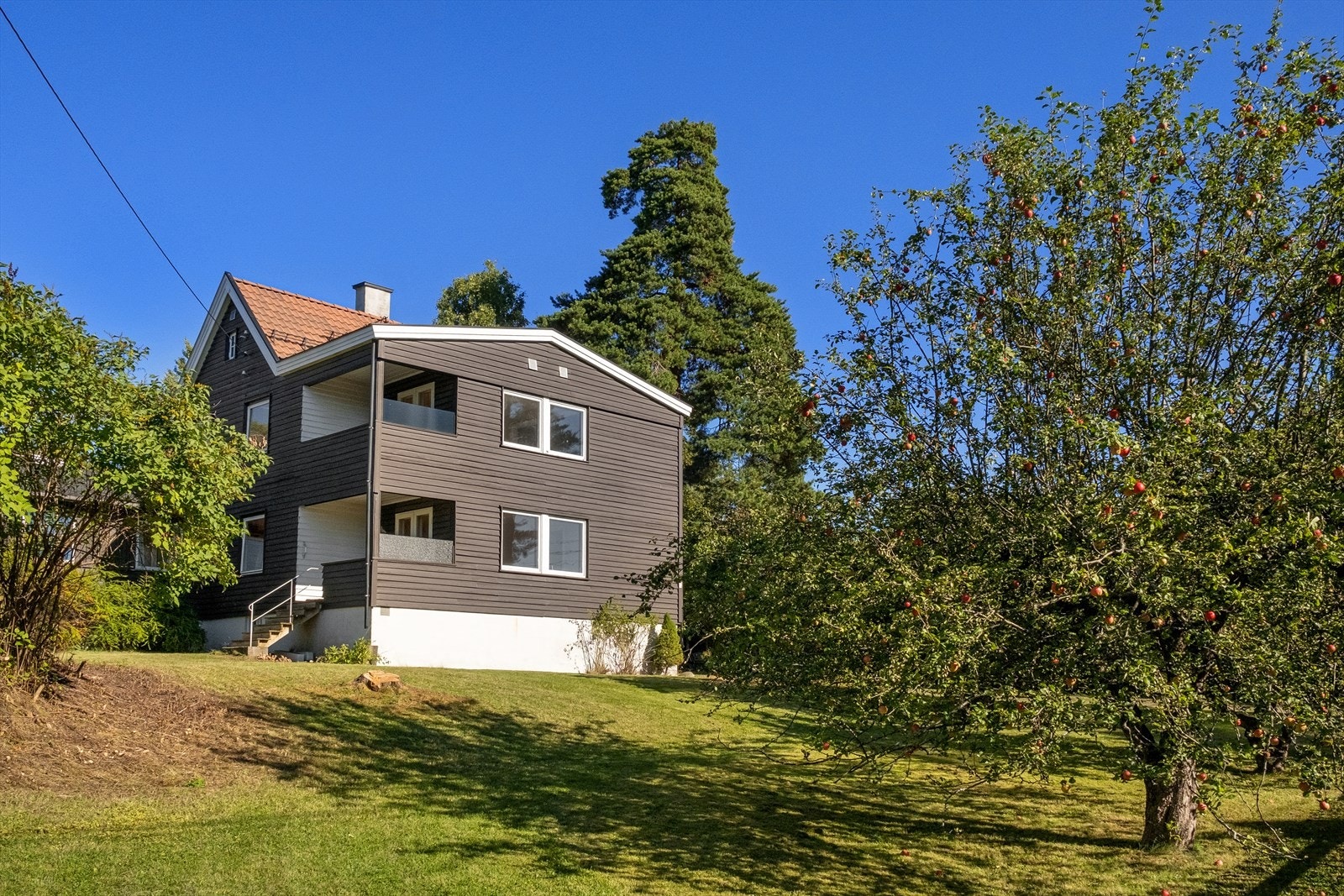 Boligen har en populær beliggenhet i et attraktivt og veletablert boligområde på Høvik. Galleribilde