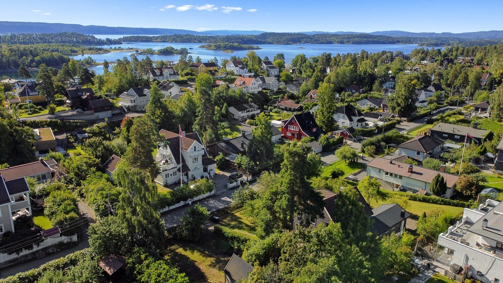 Boligen ligger flott til med nærhet til sjøen. Galleribilde