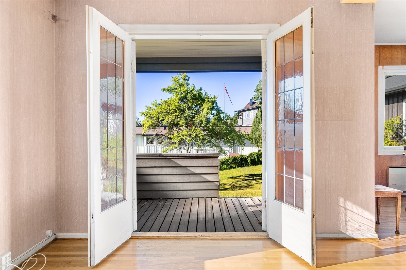 Fra stuen er det utgang til en flott og solrik terrasse. Galleribilde