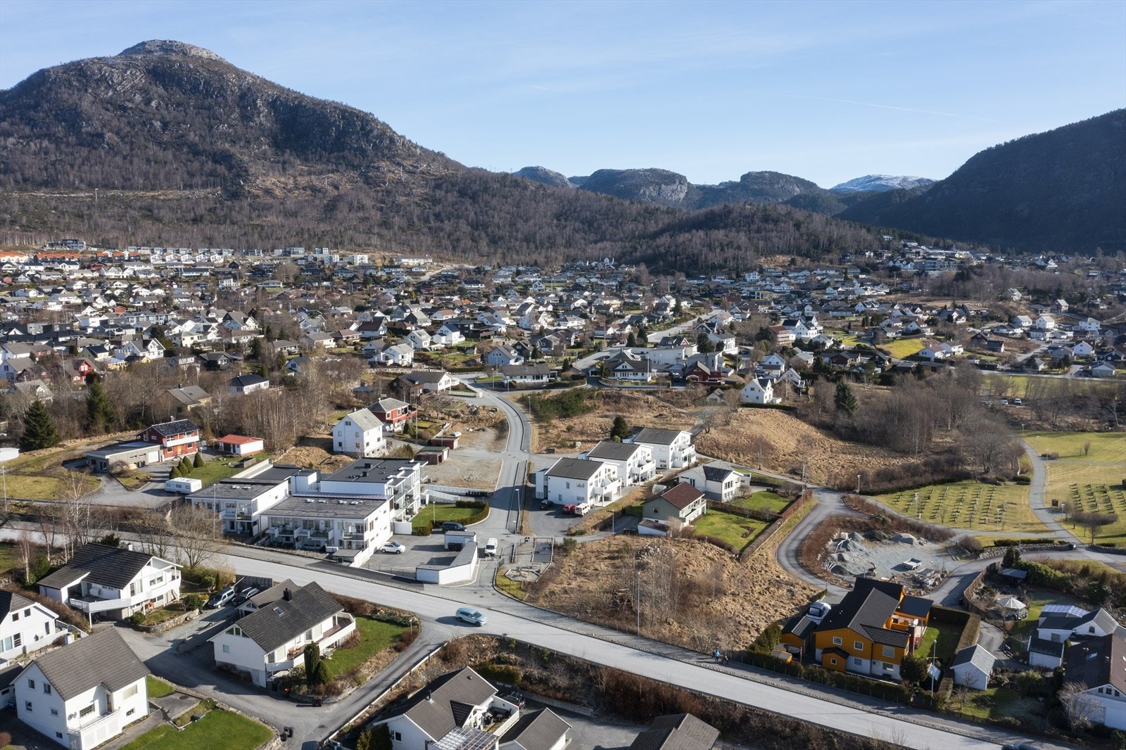 Ferdig etablert lekeplass like bak tomten. Galleribilde