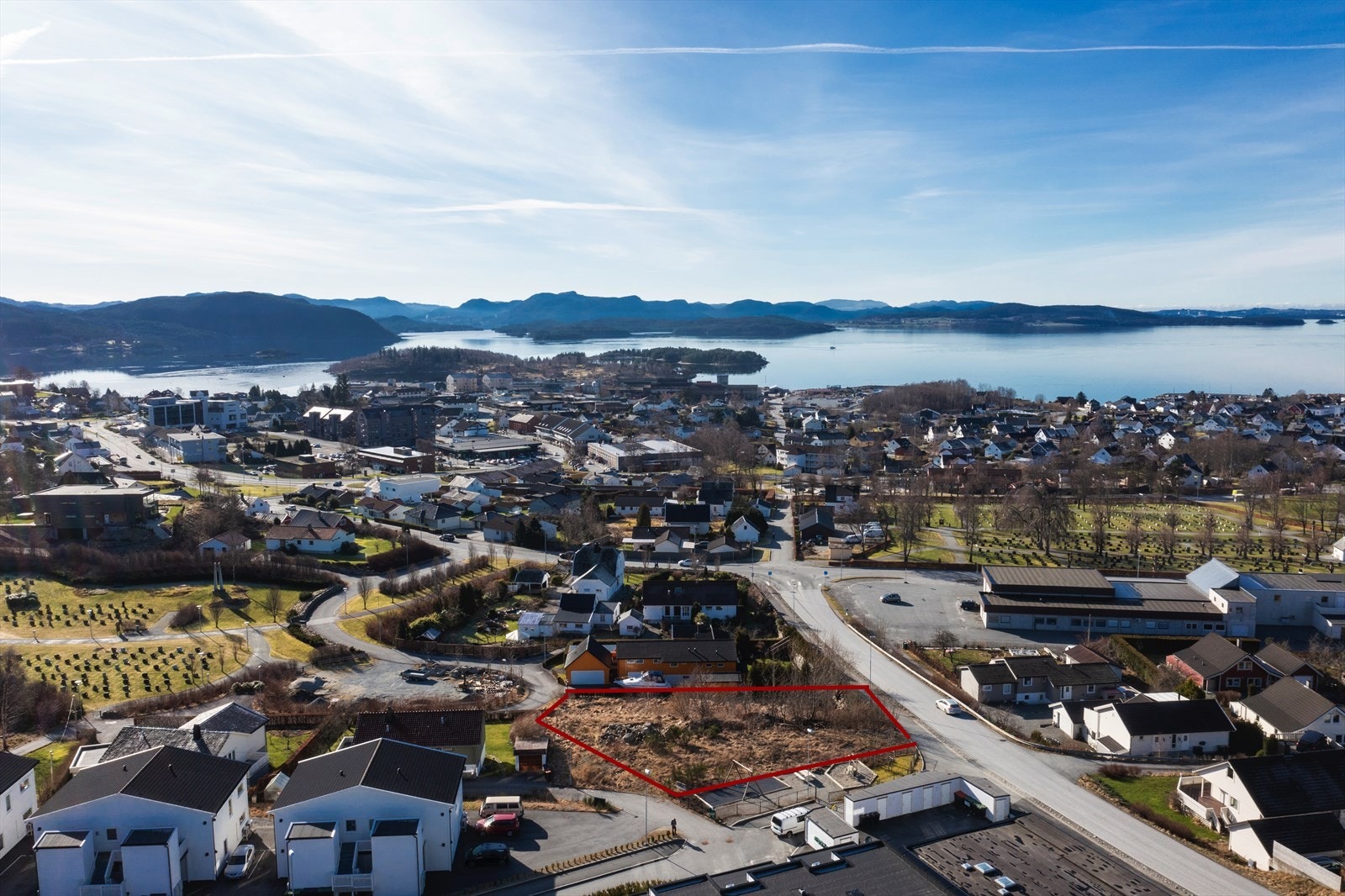 Tomten er byggeklar og er ferdig opparbeidet med vei, vann, avløp, strøm og fiber. Galleribilde