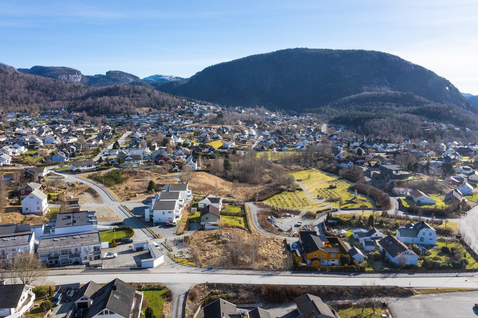 Etablert område med både eneboliger og leiligheter Galleribilde