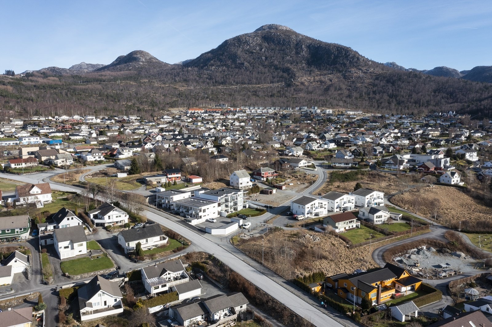 Eiendommen ligger meget sentralt på Jørpeland med kort gange til det meste Galleribilde