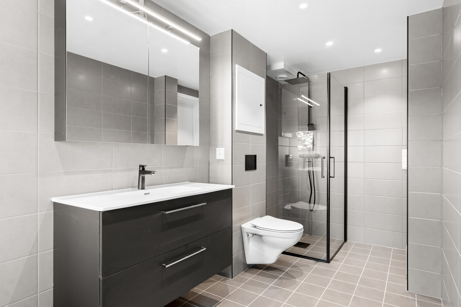 Badet i underetasjen er utstyrt med både regnfallsdusj og badekar. Galleribilde