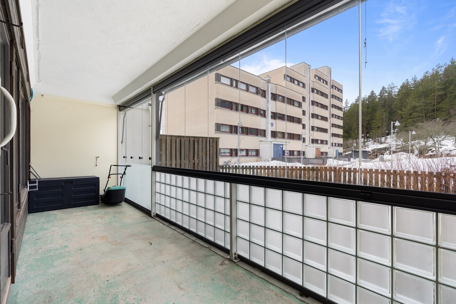 Balkongen har gode solforhold store deler av dagen, samt store vinduer som kan trekkes til side når det er ønskelig. Galleribilde