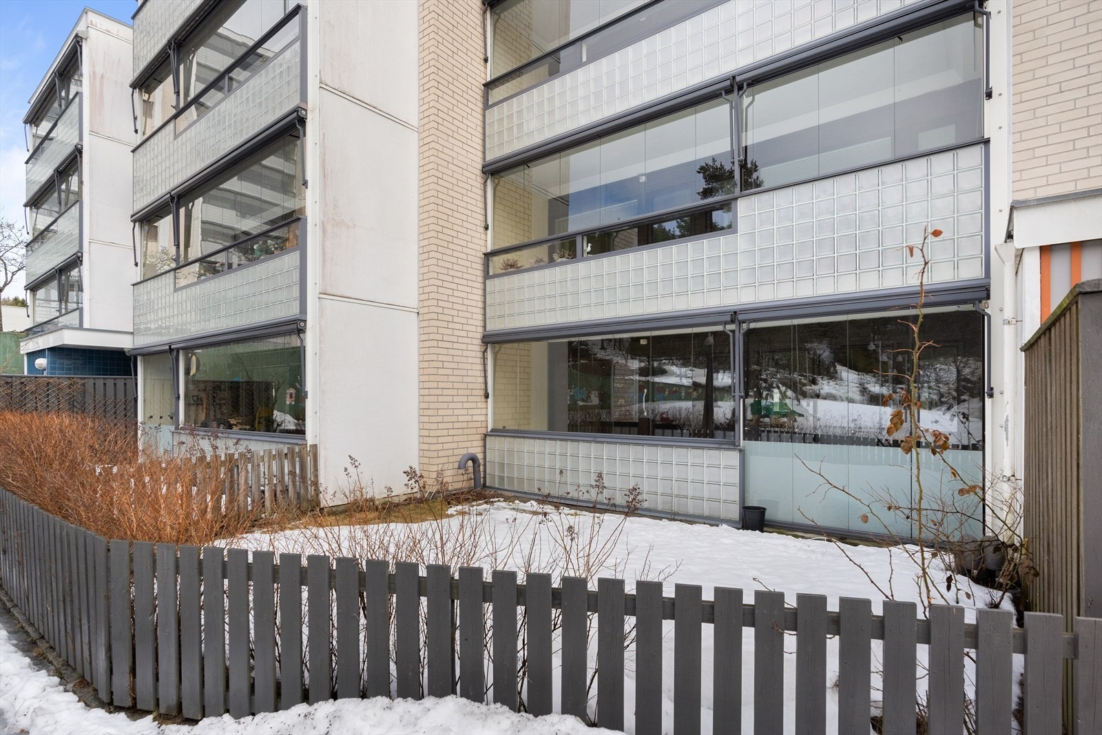 Fra stuen er det utgang til en innglasset balkong på ca. 11 kvm mot sør. Galleribilde