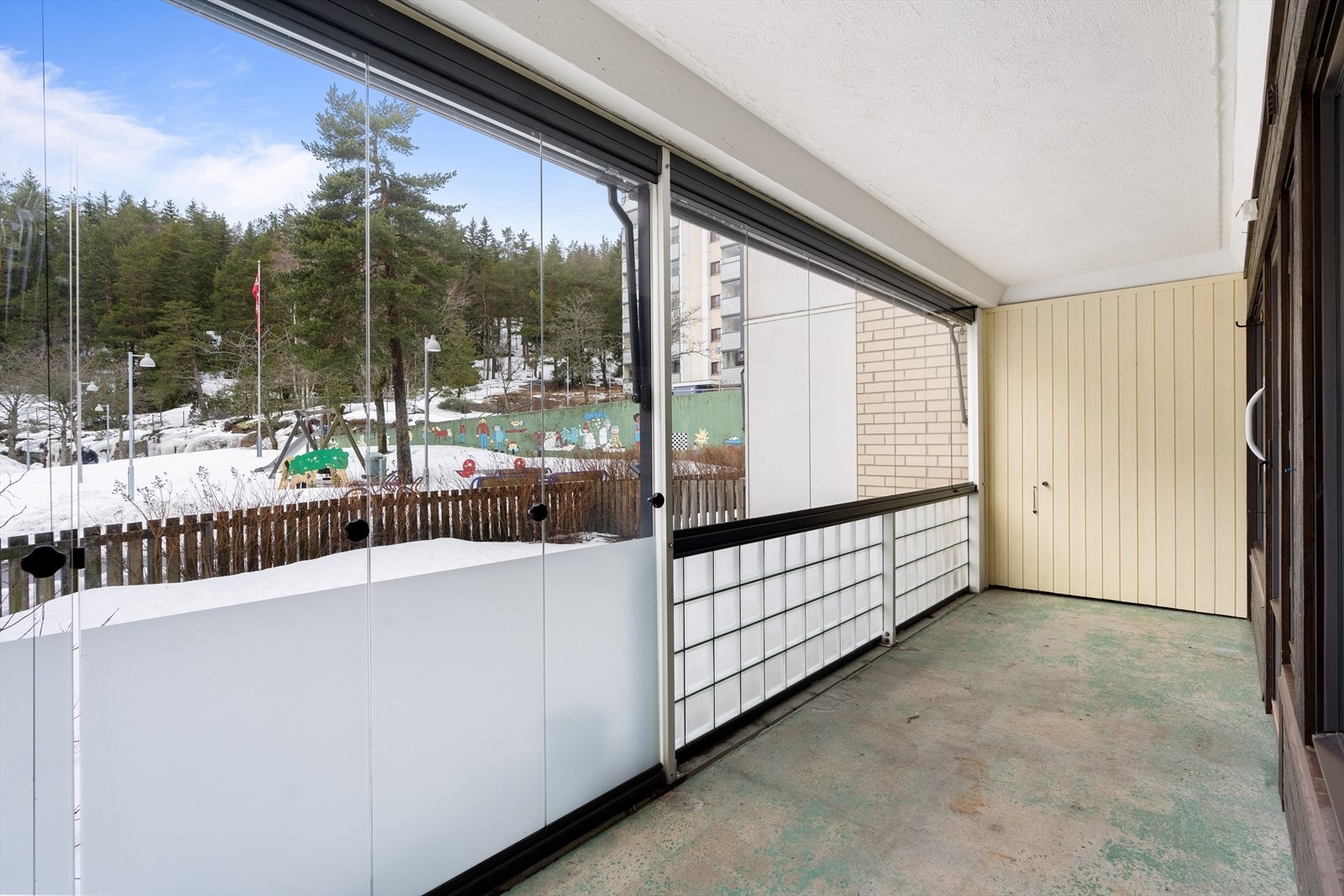 God plass til utemøbler. Her kan man nyte sola, skjermet for vær og vind. Galleribilde