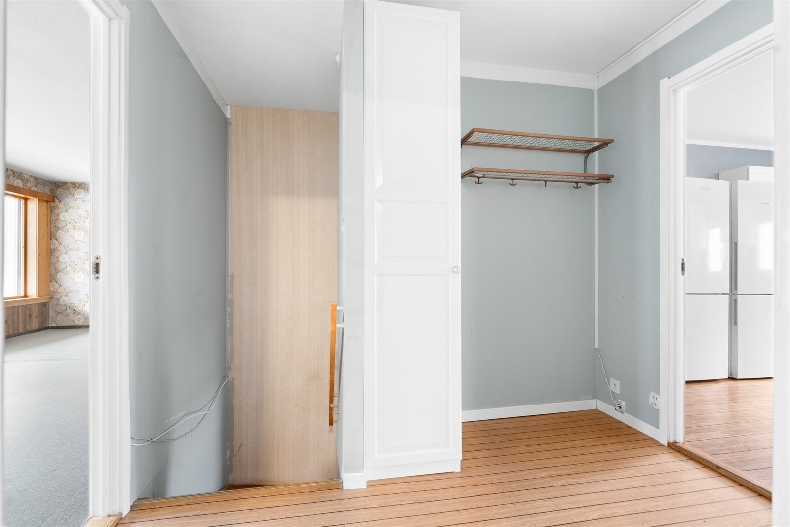 I entreen er det god plass til garderobeløsning i nisje. Galleribilde