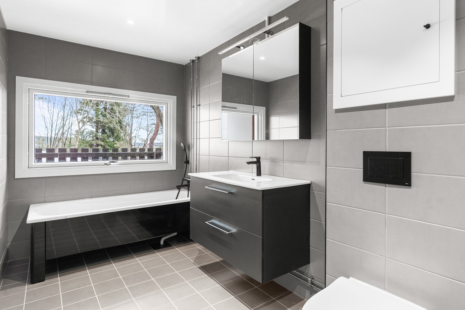 Leiligheten har to flotte bad som begge ble renovert i regi av borettslaget i 2021. Galleribilde