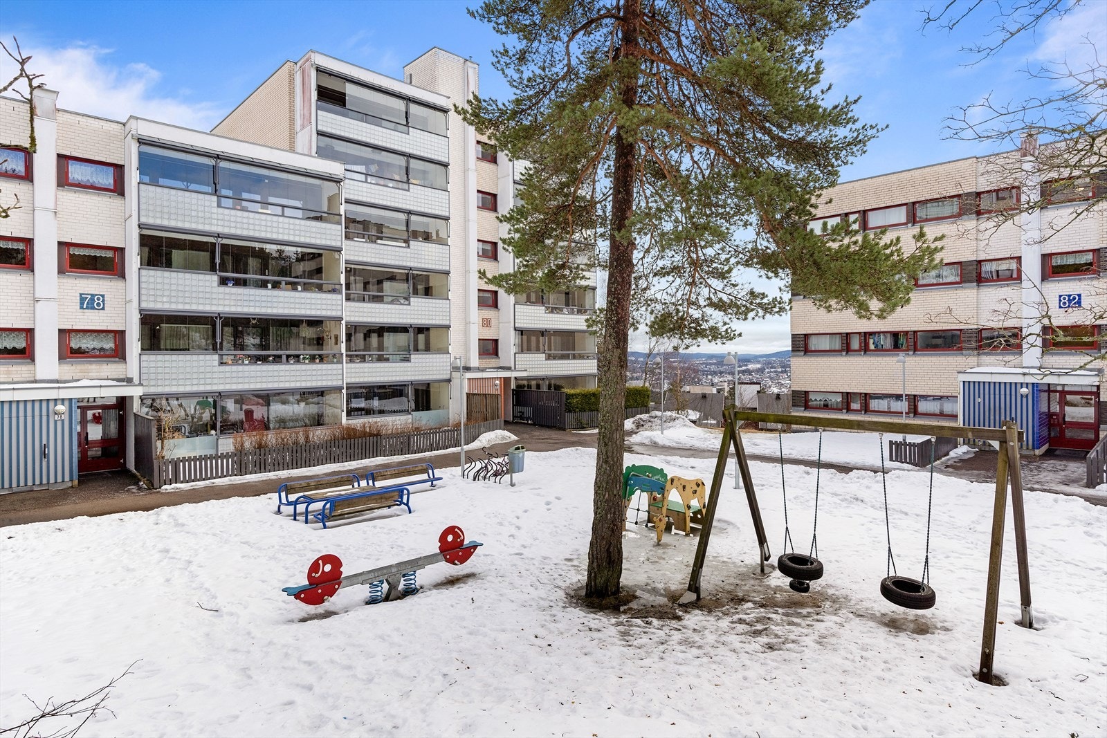 Velkommen til Odvar Solbergs vei 80 - en stor 5-roms leilighet over to plan med en meget god planløsning. Galleribilde