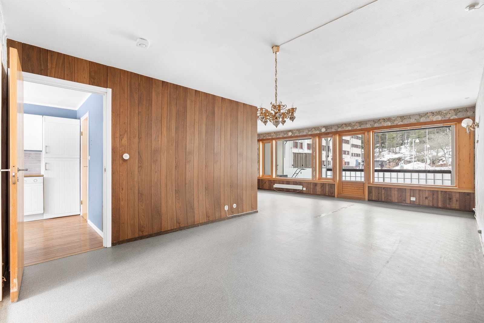 Stuen har god plass til sofaløsninger og spisestue i flere soner. Galleribilde