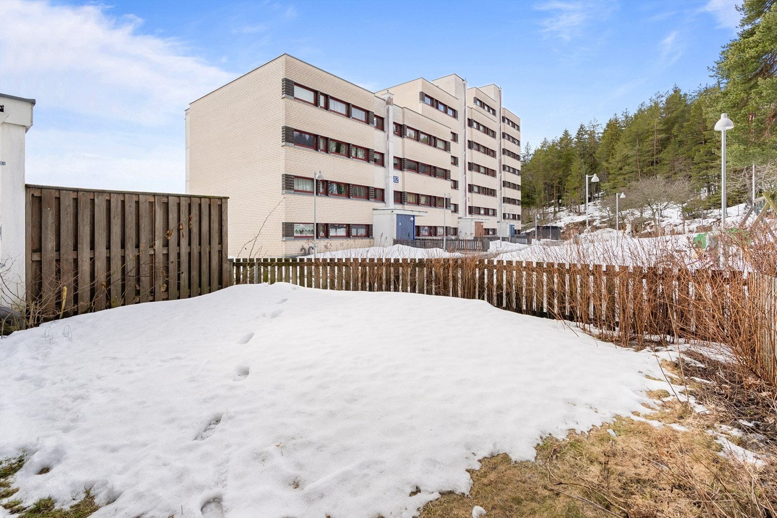 Det er også tilgang på store og luftige fellesarealer med lekeapparater og sittebenker. Galleribilde