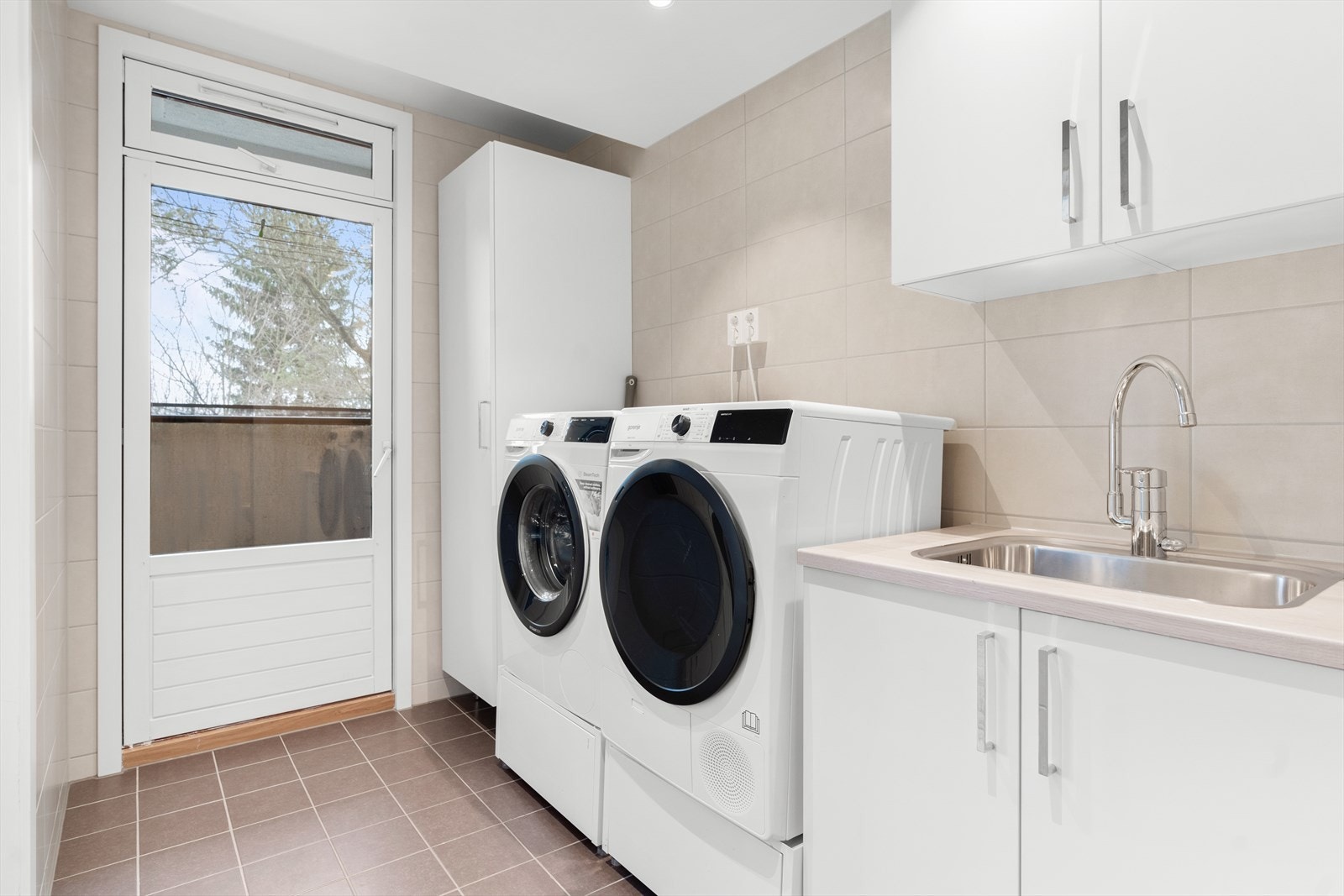 Badet i første etasje har egen vaskeavdeling hvor det også er adkomst til brannbalkong på ca. 2 kvm. Galleribilde