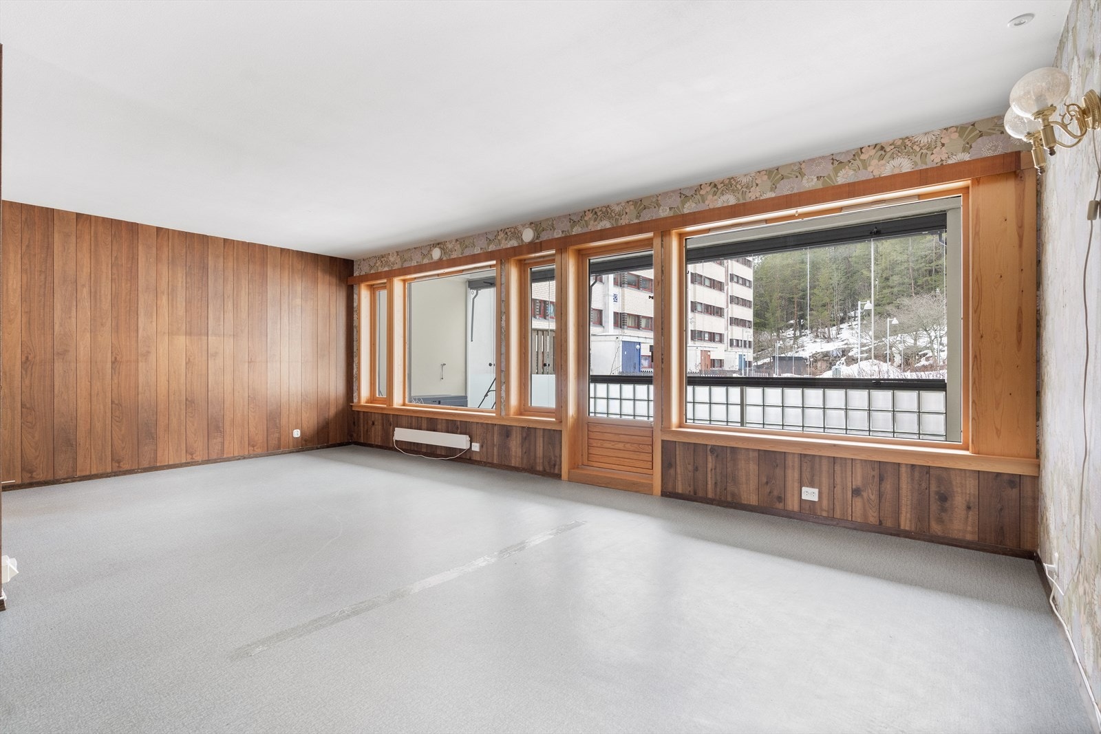 Fra entreen er det adkomst til den store stuen i første etasje. Galleribilde