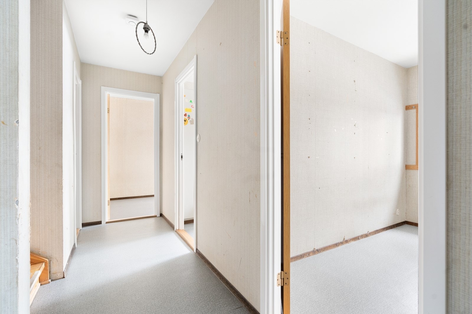 Leiligheten har fire lyse soverom, med tre i underetasjen og ett i første. Galleribilde