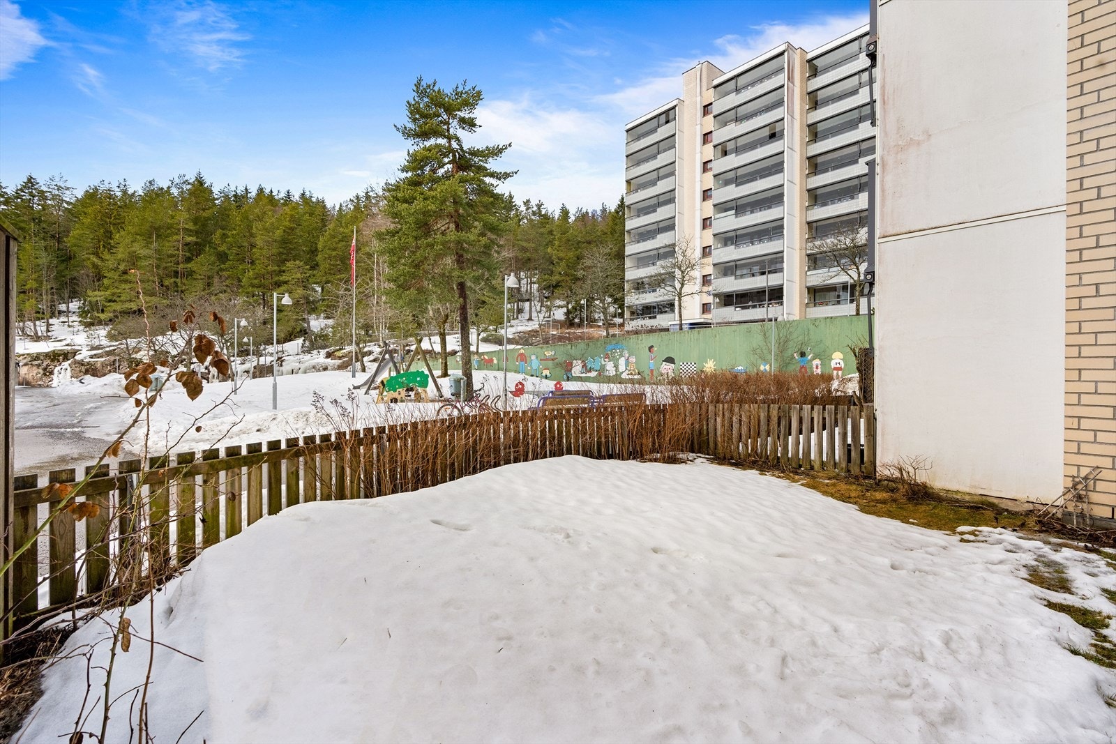 Eiendommen ligger i et sentralt og barnevennlig boligområde på Romsås, med kort gangavstand til bl.a. T-bane og skoler. Galleribilde