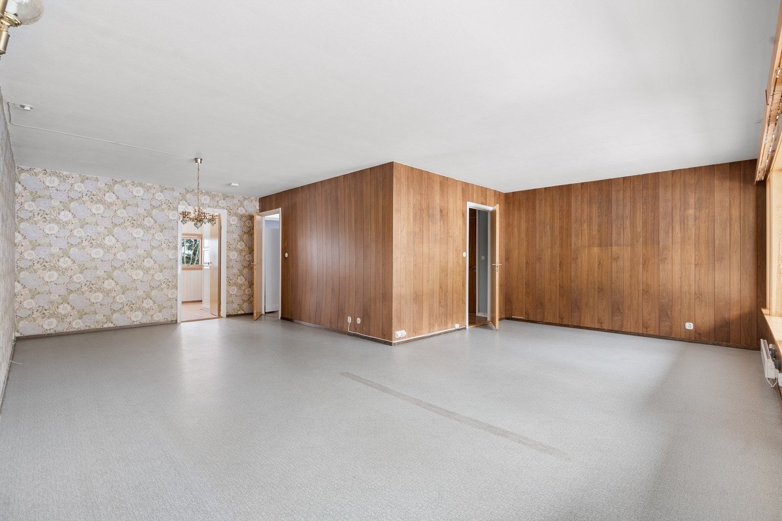 Den store stuen har eldre overflater, hvor oppussing må påregnes. Galleribilde