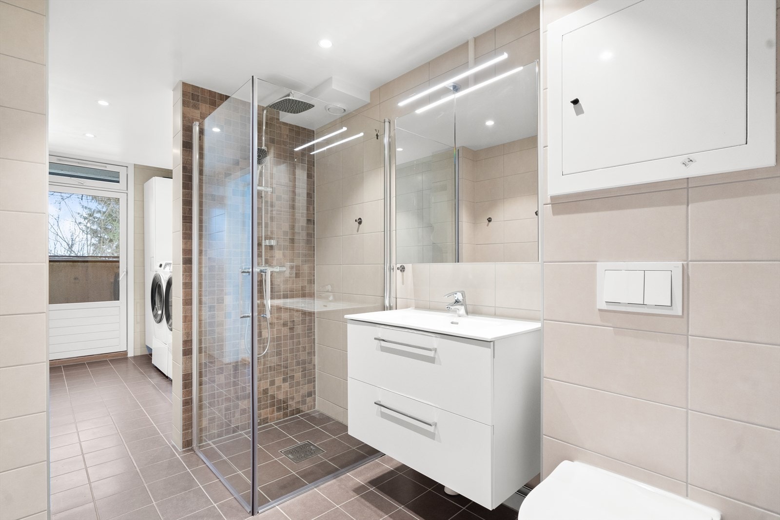 Begge bad har lekre fliser på vegger og gulv, samt downlights i himling og varme i gulv og med oppgradert innredning. Galleribilde