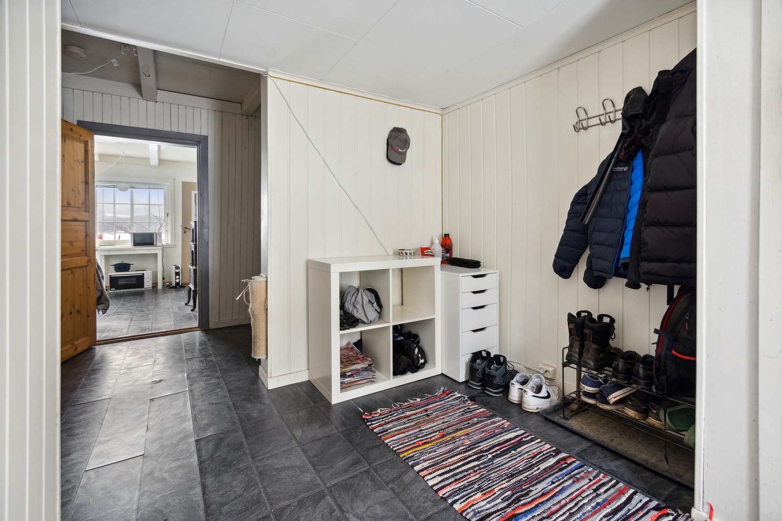 Romslig gang. Galleribilde