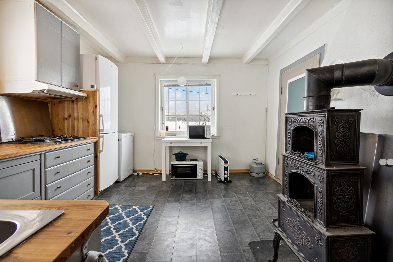 Kjøkken med fin utsikt utover bygda og mot Skallen. Galleribilde