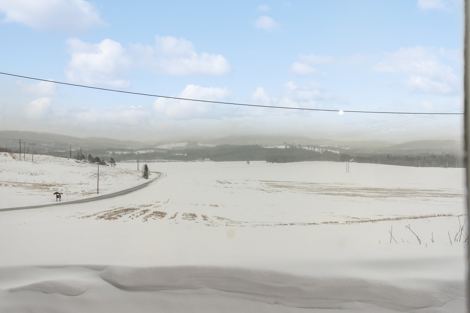 Utsikt utover bygda og mot Skallen. Galleribilde