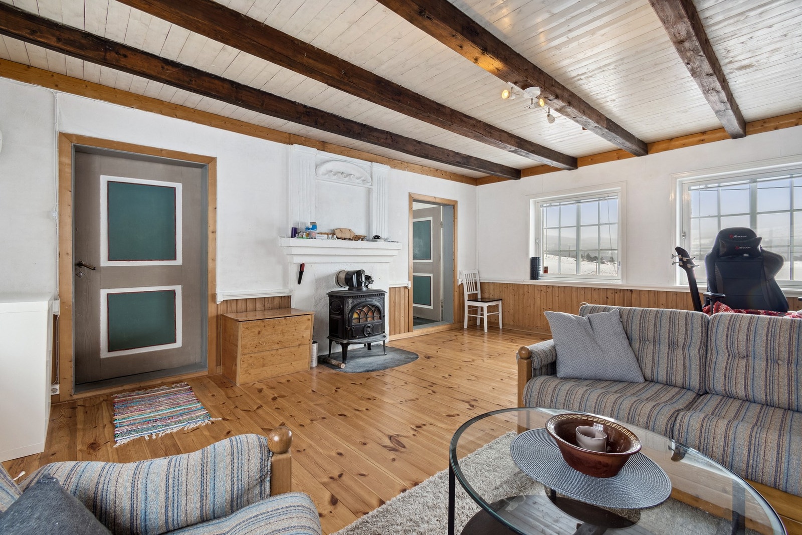 Romslig stue med vedovn. Galleribilde