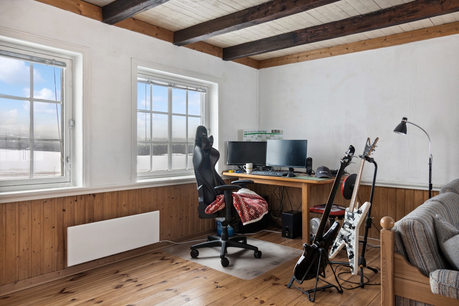 Fra stuen har du fin utsikt utover bygda og mot Skallen. Galleribilde