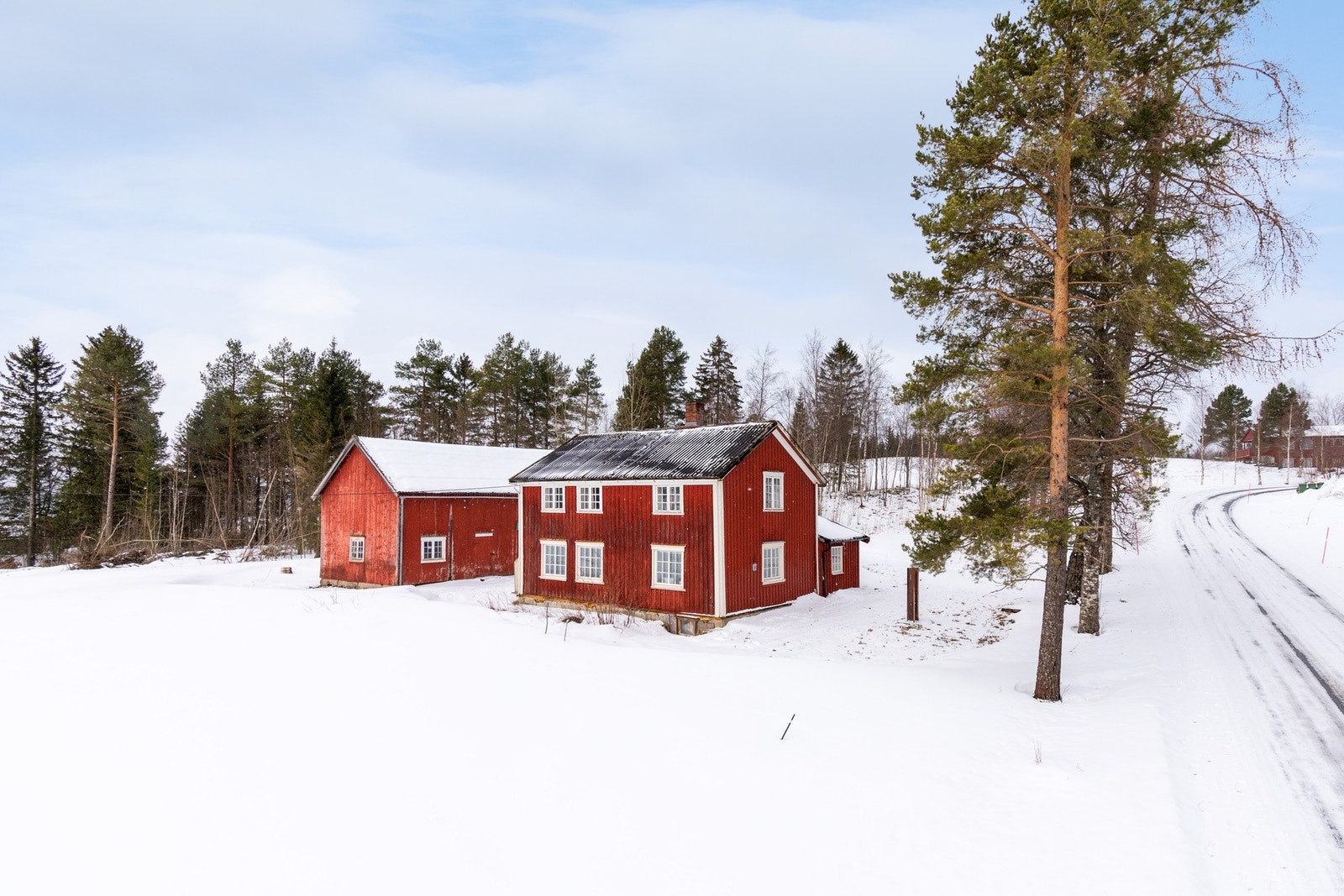 Eiendommen er på hele 5343,7 m² og har i tillegg til eneboligen et uthus med låve. Galleribilde