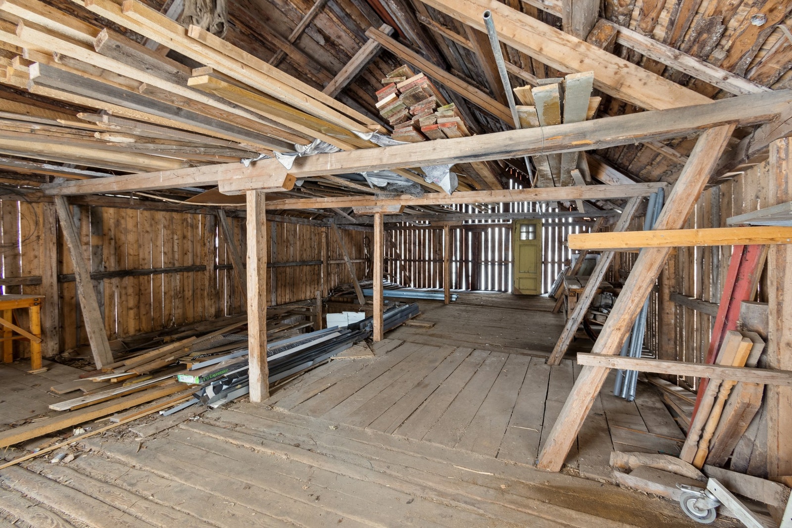 På låven i uthuset er det god plass til lagring. Galleribilde