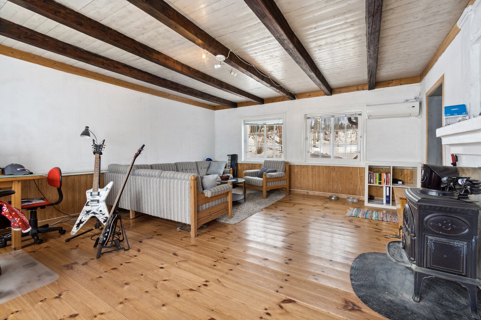 Romslig stue. Galleribilde