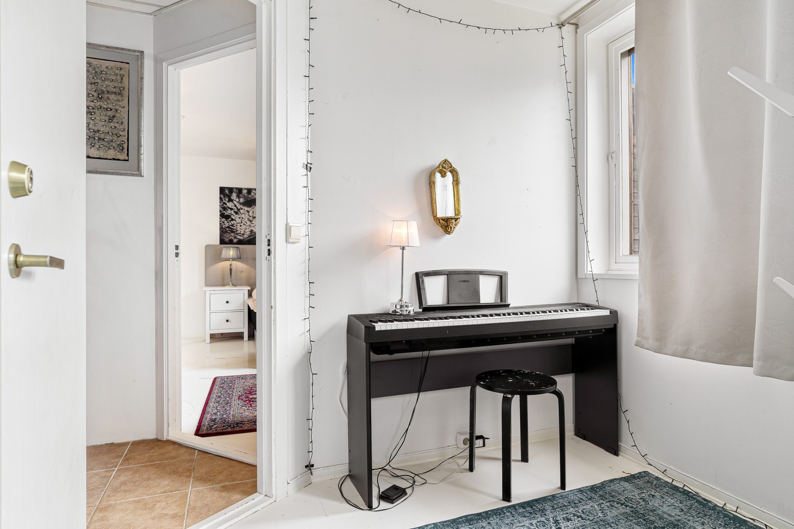 Leiligheten fremstår innholdsrik med bl.a. stor stue, kjøkken, 3 soverom, bad/ vaskerom og separat toalettrom.