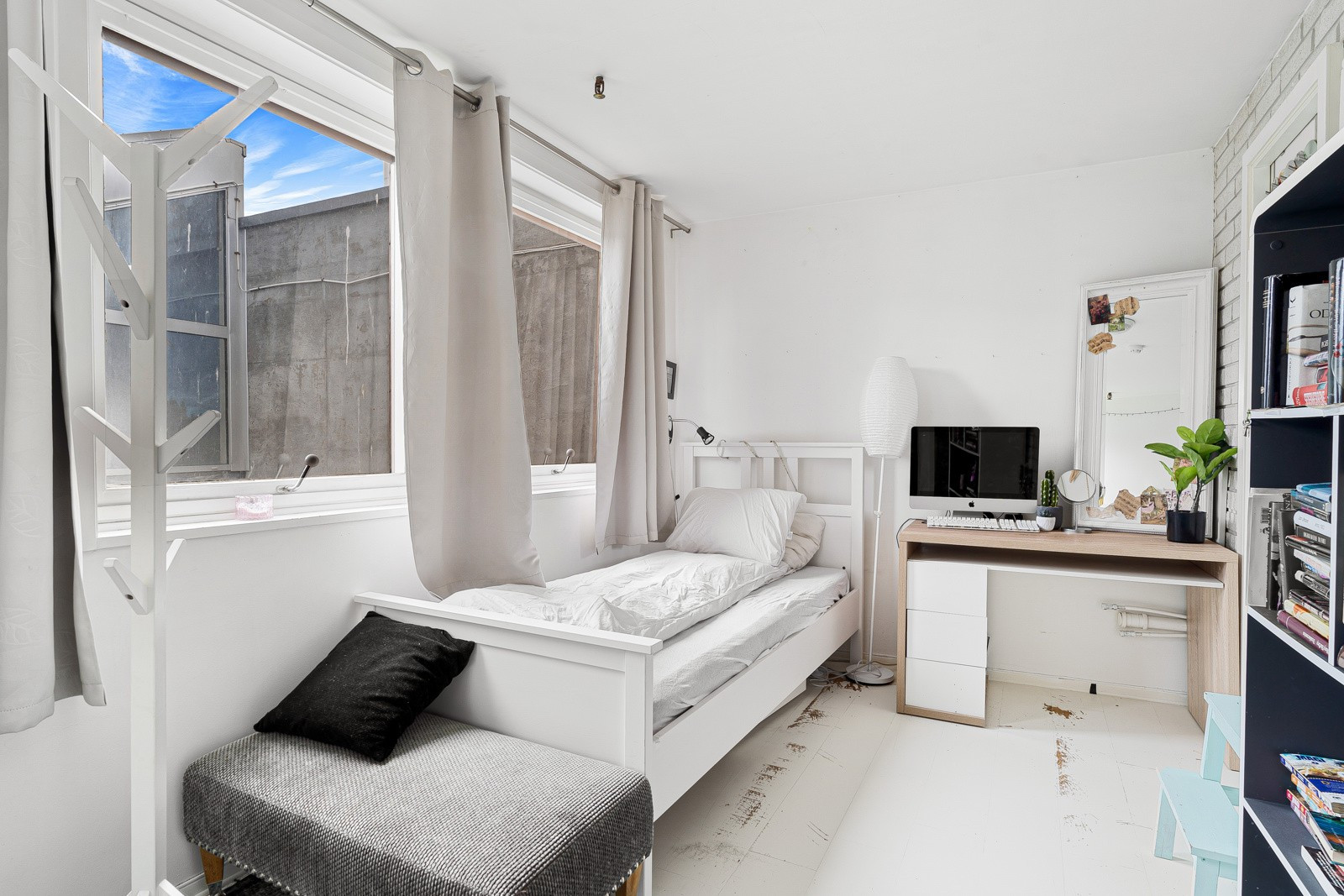 Soverom 2 framstår lyst og innbydende med plass til seng og skrivepult.