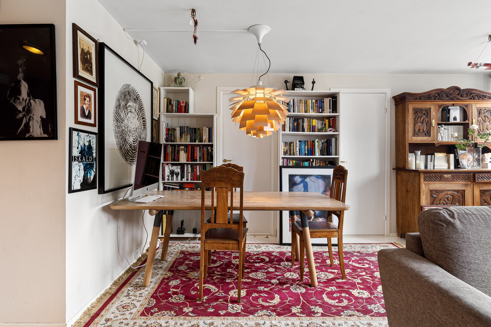 Stuen framstår praktisk med naturlige soner for både spisebord og sofagruppe.