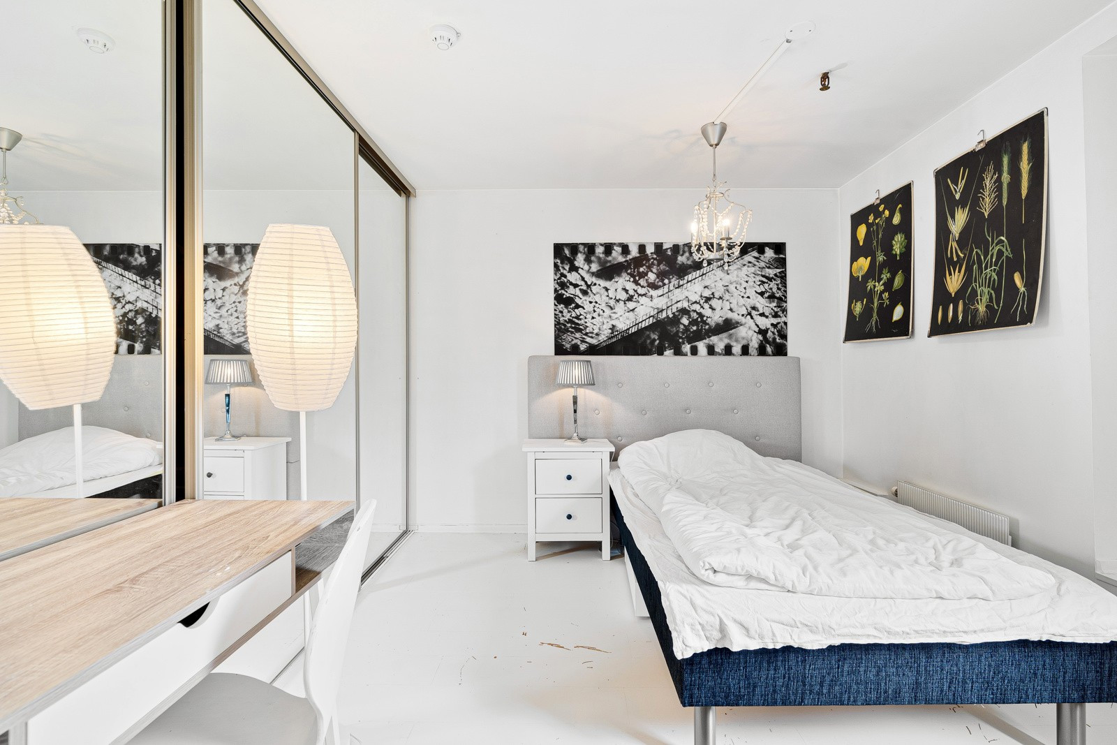 Det første soverommet er av god størrelse og har en praktisk og fin skyvedørsgarderobe med speil som sikrer rikelig med plass til klesoppbevaring.