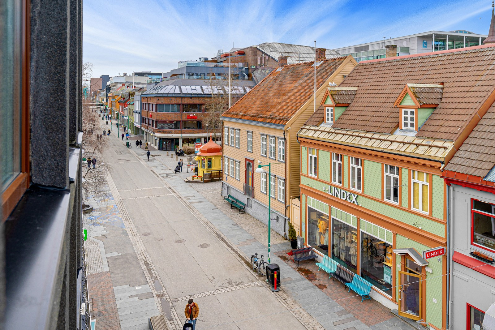Her er livet fra byen, vinglass med venner eller et forfriskende morgenbad- kun en heistur unna!