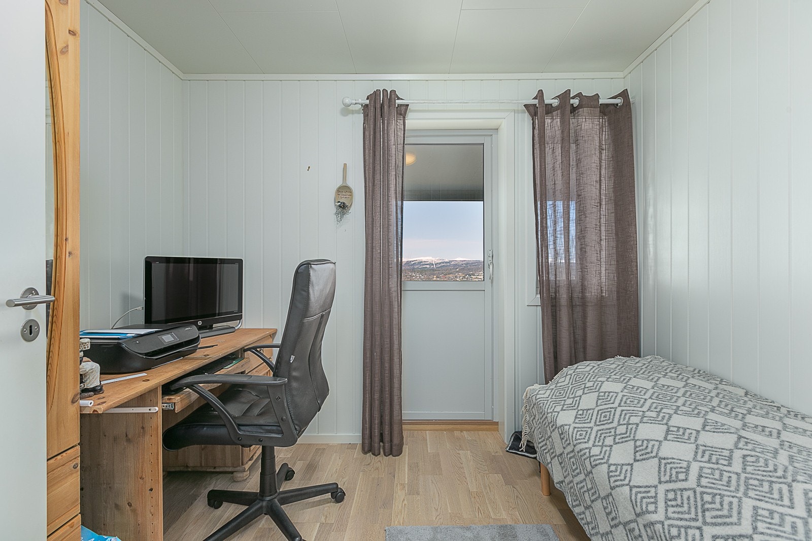 Soverom med utgang til platt. Galleribilde