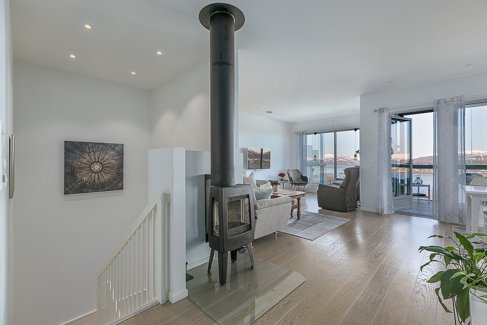 Stilfult rekkehus med to bad og fire soverom - fantastisk utsikt og sentrumsnær. Galleribilde