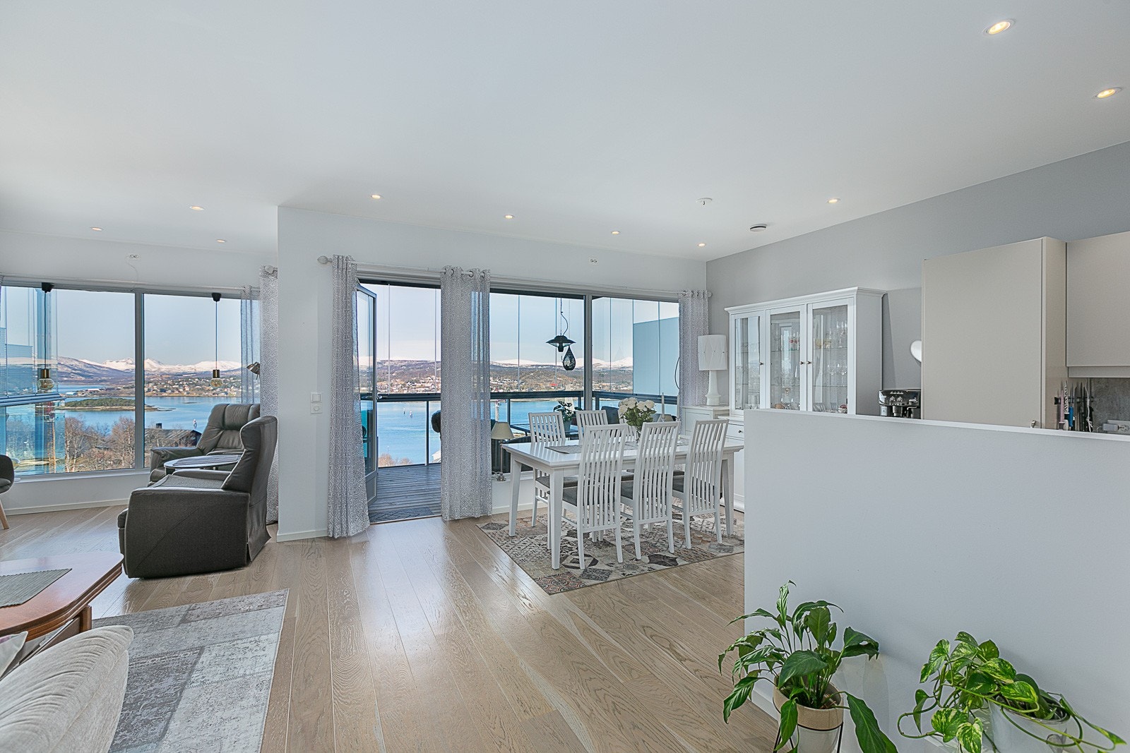 God plass til spisegruppe i tilknytning til kjøkkenet. Galleribilde