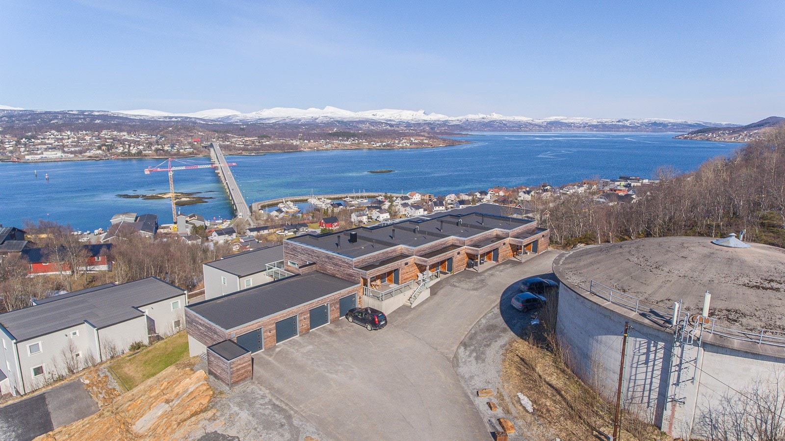 Leiligheten har en garasjeplass med lader til EL-bil og det er bra med parkeringsplasser på tomta. Galleribilde