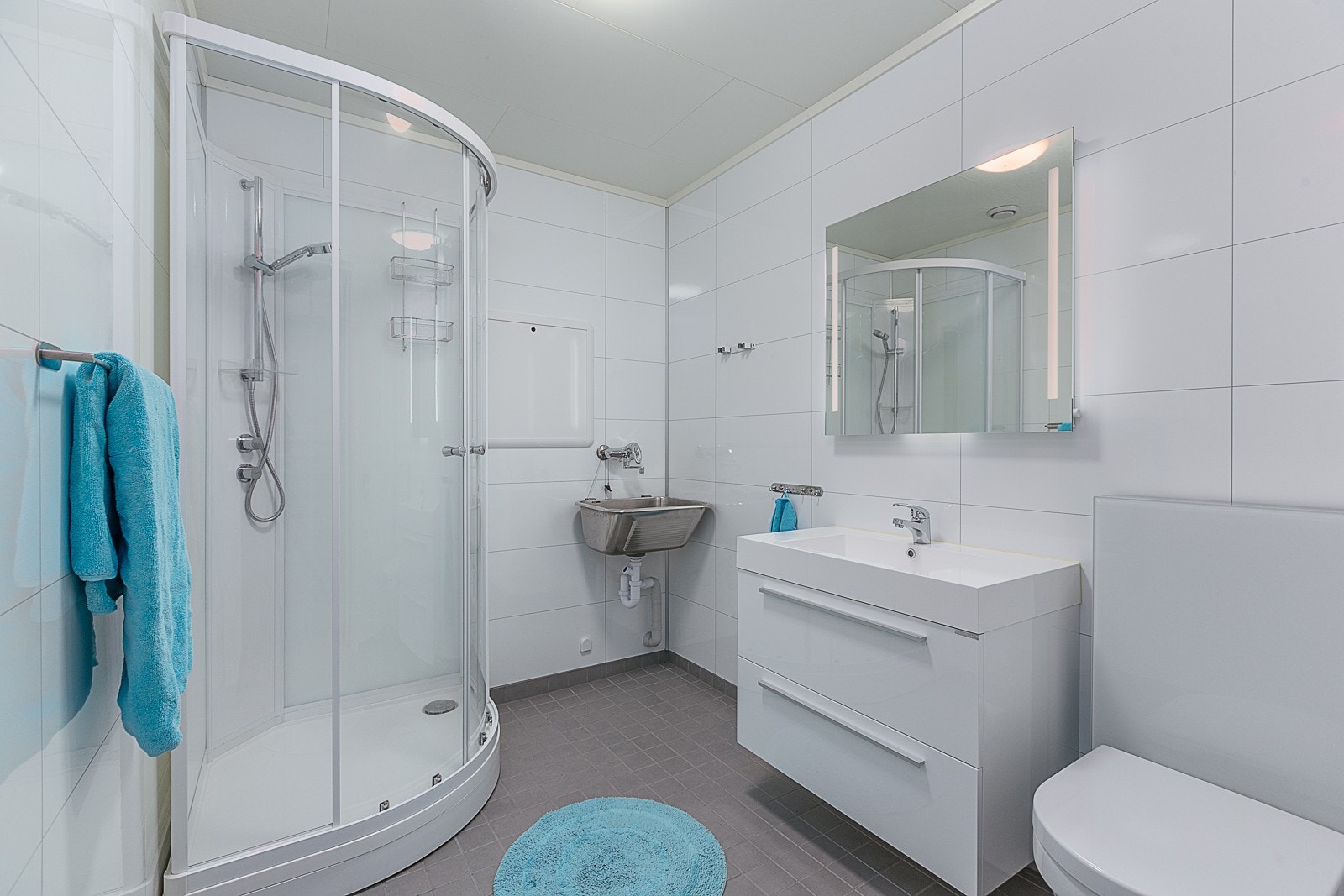 Flislagt, lyst bad i underetasjen med varmekabler i gulv. Galleribilde